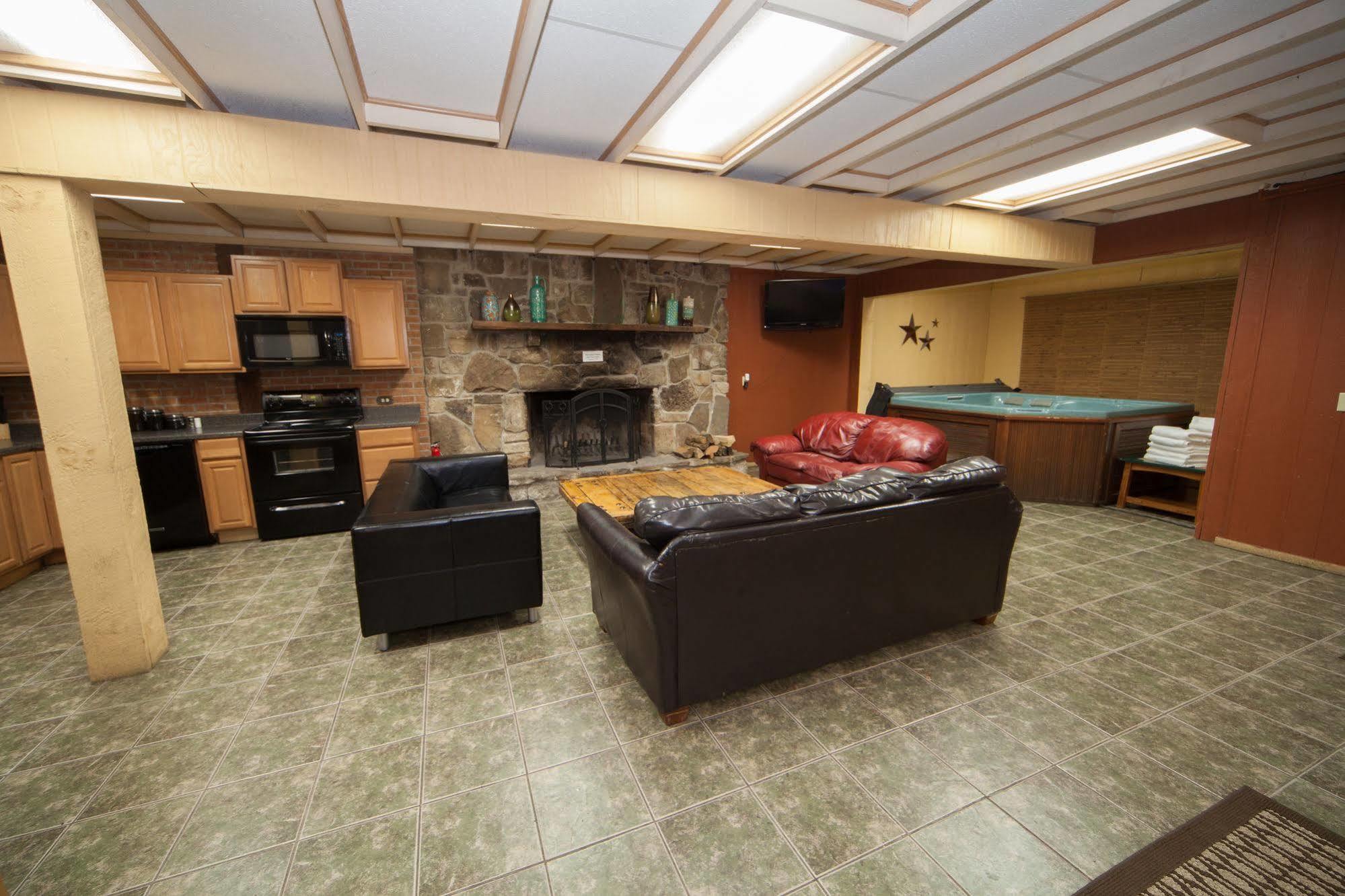 Log Cabin Lodge & Suites Jones Mills Экстерьер фото