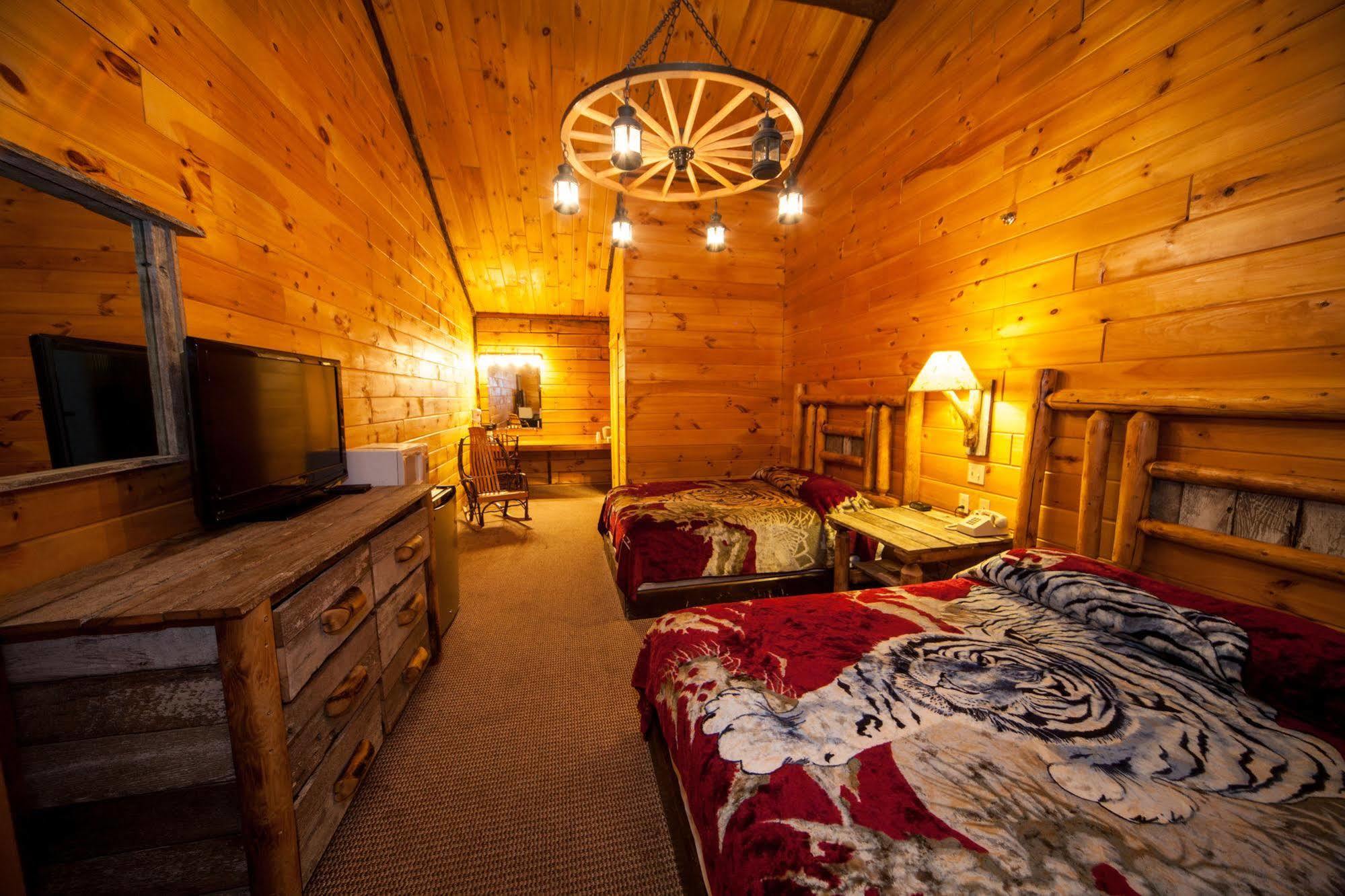 Log Cabin Lodge & Suites Jones Mills Экстерьер фото