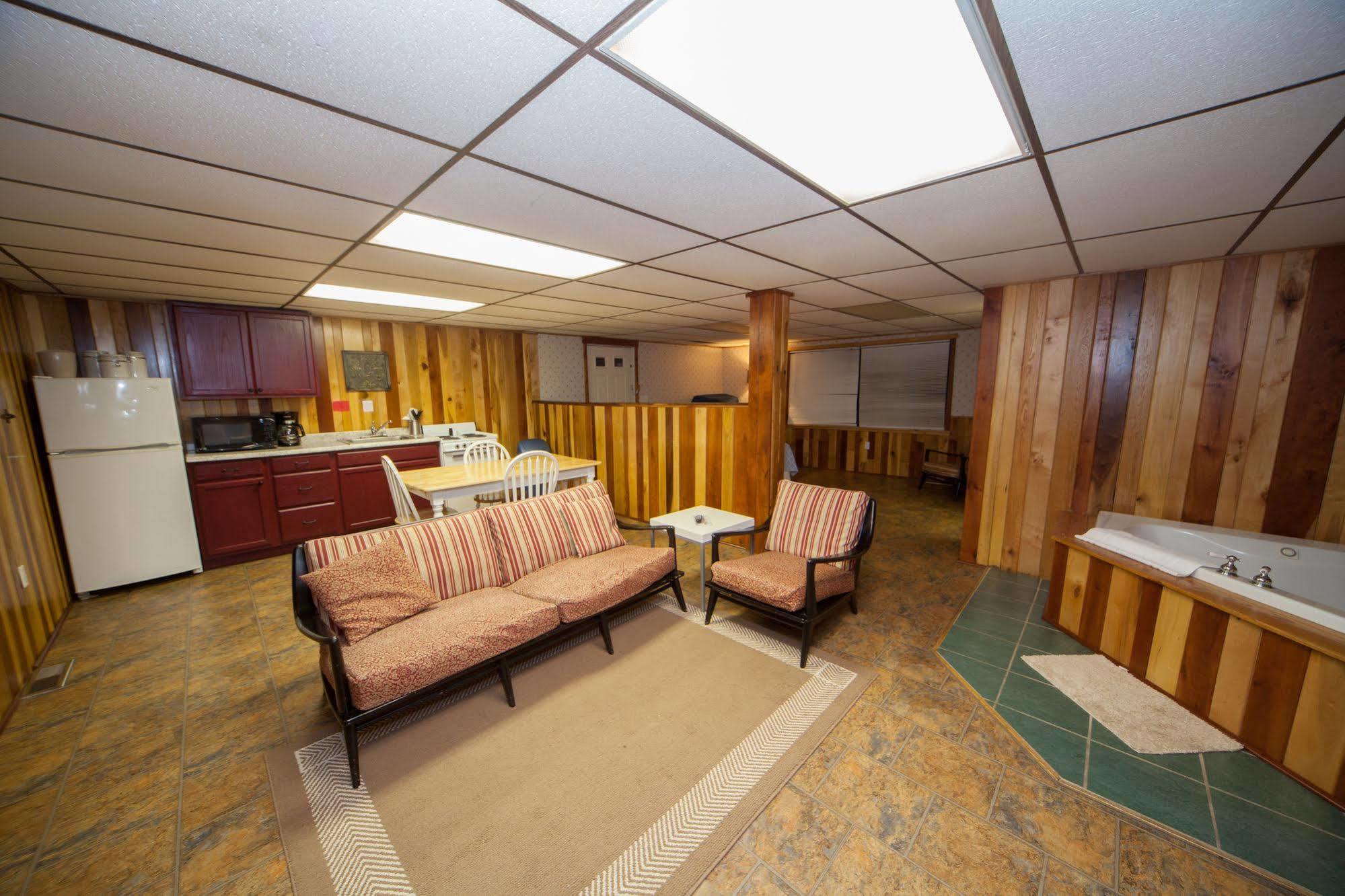 Log Cabin Lodge & Suites Jones Mills Экстерьер фото