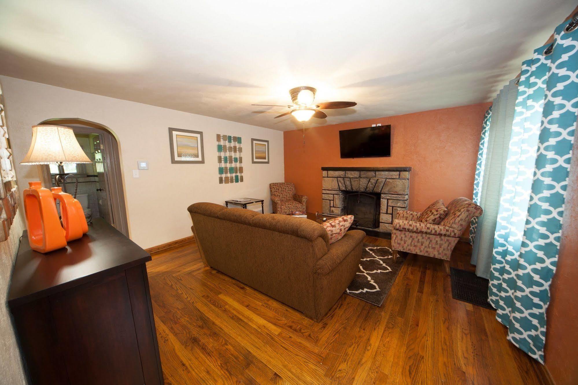 Log Cabin Lodge & Suites Jones Mills Экстерьер фото