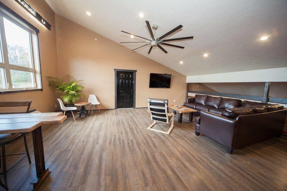 Log Cabin Lodge & Suites Jones Mills Экстерьер фото