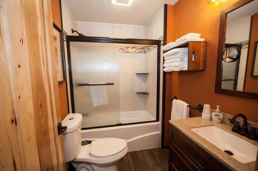 Log Cabin Lodge & Suites Jones Mills Экстерьер фото