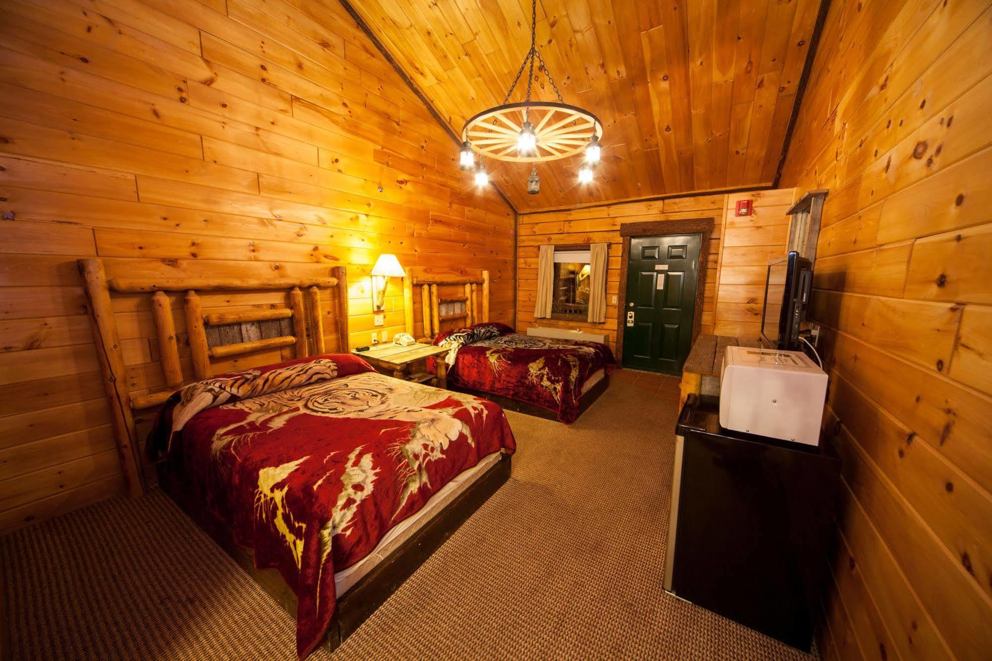 Log Cabin Lodge & Suites Jones Mills Экстерьер фото