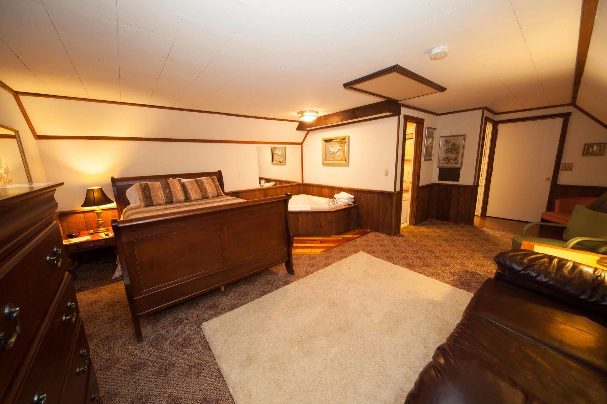 Log Cabin Lodge & Suites Jones Mills Экстерьер фото